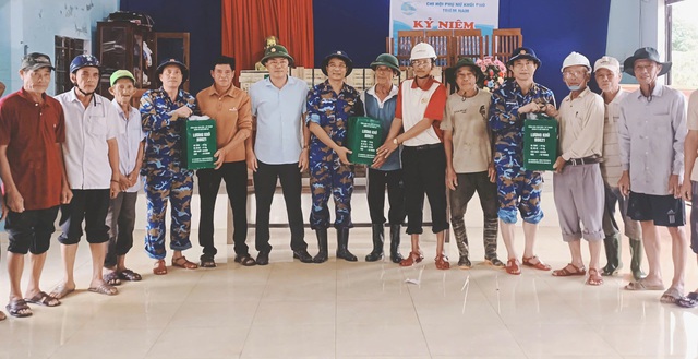 Ấm áp nghĩa tình của hải quân với người dân bị ảnh hưởng bão lũ- Ảnh 5.