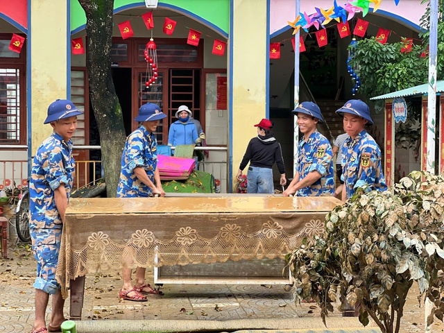 Ấm áp nghĩa tình của hải quân với người dân bị ảnh hưởng bão lũ- Ảnh 6.