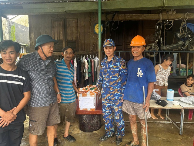 Ấm áp nghĩa tình của hải quân với người dân bị ảnh hưởng bão lũ- Ảnh 7.