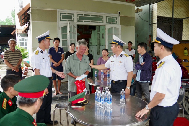 Ấm áp nghĩa tình của hải quân với người dân bị ảnh hưởng bão lũ- Ảnh 9.