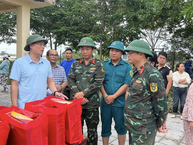 Phường ở Huế bị lũ vây nhiều ngày phản bác thông tin sai lệch trong cứu trợ- Ảnh 2. Phường ở Huế bị lũ vây nhiều ngày phản bác thông tin sai lệch trong cứu trợ- Ảnh 2.