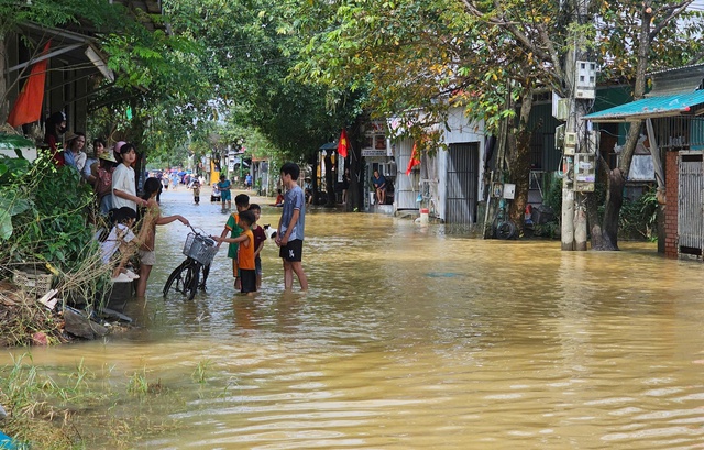 Phường ở Huế bị lũ vây nhiều ngày phản bác thông tin sai lệch trong cứu trợ- Ảnh 1. Phường ở Huế bị lũ vây nhiều ngày phản bác thông tin sai lệch trong cứu trợ- Ảnh 1.