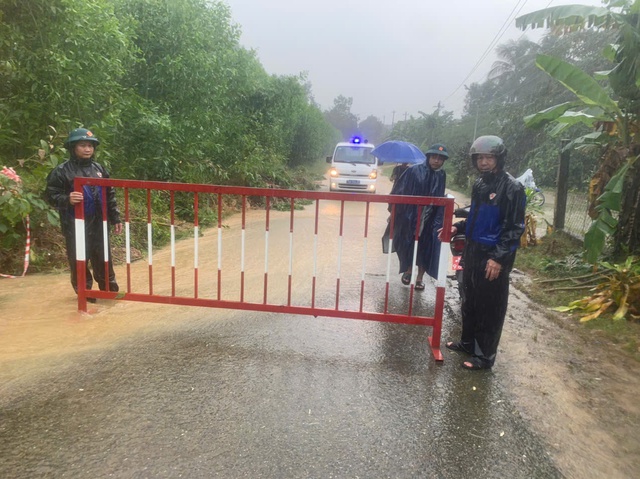 Đỉnh đồi ở Huế xuất hiện vết nứt hở hơn 1m- Ảnh 2. Đỉnh đồi ở Huế xuất hiện vết nứt hở hơn 1m- Ảnh 2.