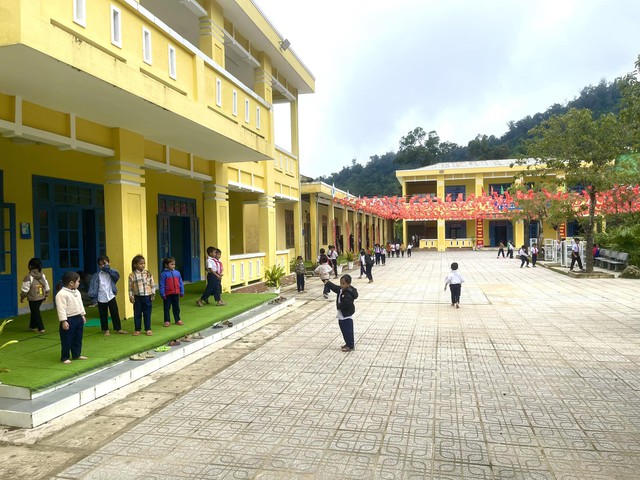 Xúc động thầy giáo lội bùn, vượt sạt lở vẫn giữ chặt bó hoa để tặng đồng nghiệp- Ảnh 11.