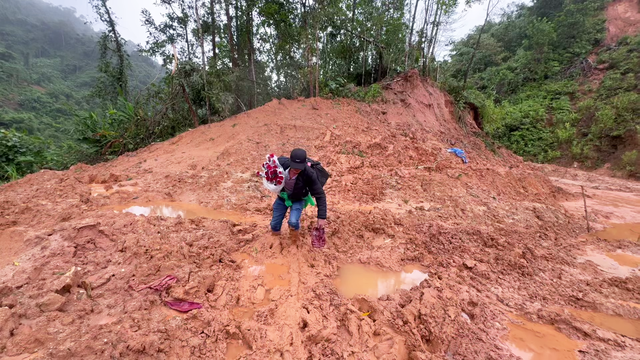 Xúc động thầy giáo lội bùn, vượt sạt lở vẫn giữ chặt bó hoa để tặng đồng nghiệp- Ảnh 3.