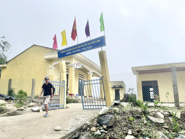 Xúc động thầy giáo lội bùn, vượt sạt lở vẫn giữ chặt bó hoa để tặng đồng nghiệp- Ảnh 4.