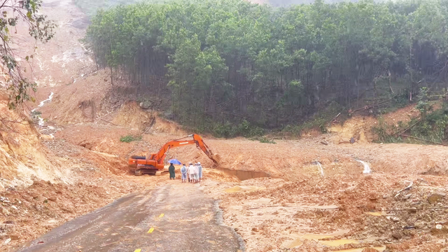 Xúc động thầy giáo lội bùn, vượt sạt lở vẫn giữ chặt bó hoa để tặng đồng nghiệp- Ảnh 6.