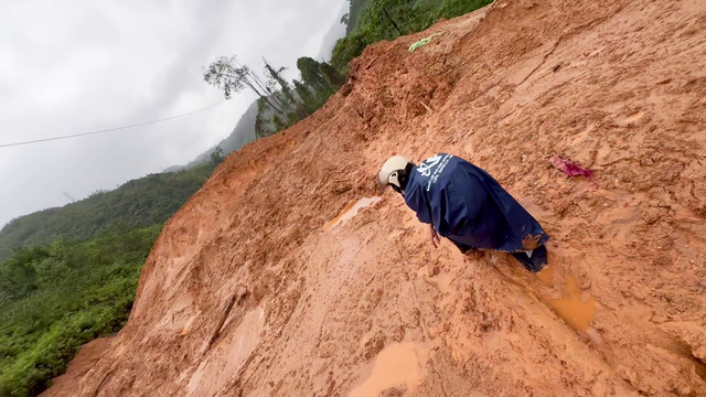 Xúc động thầy giáo lội bùn, vượt sạt lở vẫn giữ chặt bó hoa để tặng đồng nghiệp- Ảnh 7.
