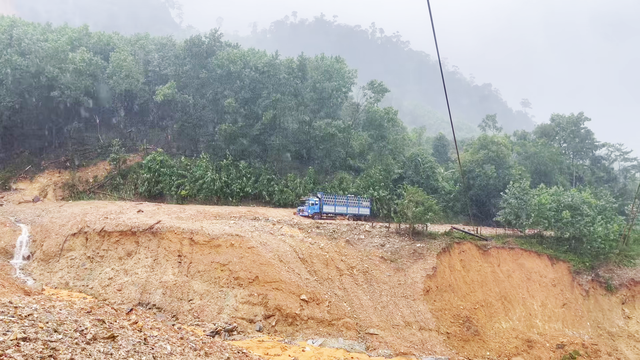 Xúc động thầy giáo lội bùn, vượt sạt lở vẫn giữ chặt bó hoa để tặng đồng nghiệp- Ảnh 8.