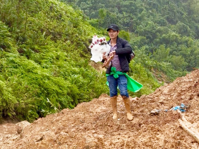 Xúc động thầy giáo lội bùn, vượt sạt lở vẫn giữ chặt bó hoa để tặng đồng nghiệp- Ảnh 9.