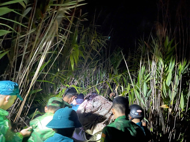 Băng rừng, vượt sạt lở gần 5 tiếng đưa sản phụ đi sinh an toàn- Ảnh 1.