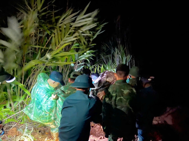 Băng rừng, vượt sạt lở gần 5 tiếng đưa sản phụ đi sinh an toàn- Ảnh 2.