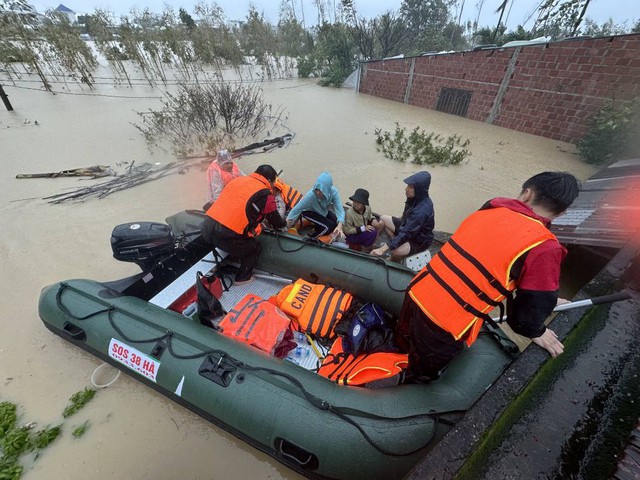 Mưa lũ miền Trung khiến 41 người chết, hơn 50 nghìn ngôi nhà chìm trong nước- Ảnh 2.