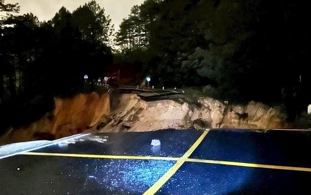 Đèo Mimosa đứt gãy 70m mặt đường, Lâm Đồng công bố tình huống khẩn cấp- Ảnh 1.