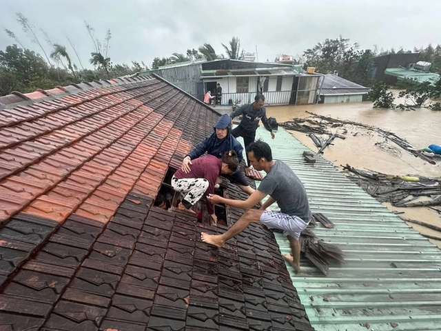 Thủ tướng chỉ đạo khẩn: Không để người dân kêu cứu trên nóc nhà mà không được ứng cứu kịp thời- Ảnh 1.