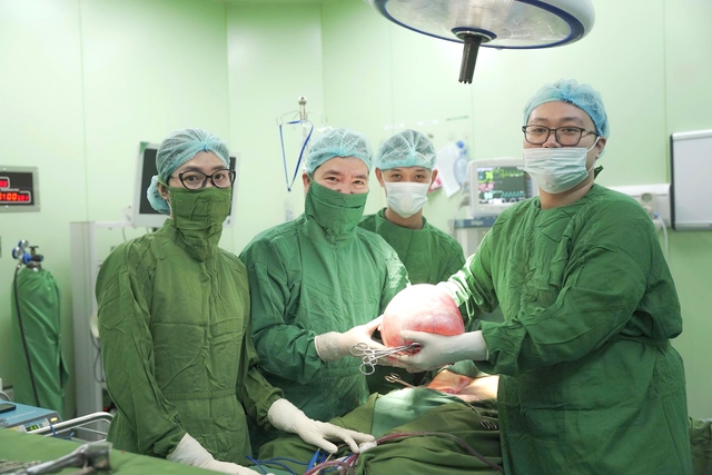 Các bác sĩ phẫu thuật lấy khối u nang buồng trứng nặng hơn 6kg ra khỏi bụng bệnh nhân D.T.H. Các bác sĩ phẫu thuật lấy khối u nang buồng trứng nặng hơn 6kg ra khỏi bụng bệnh nhân D.T.H.