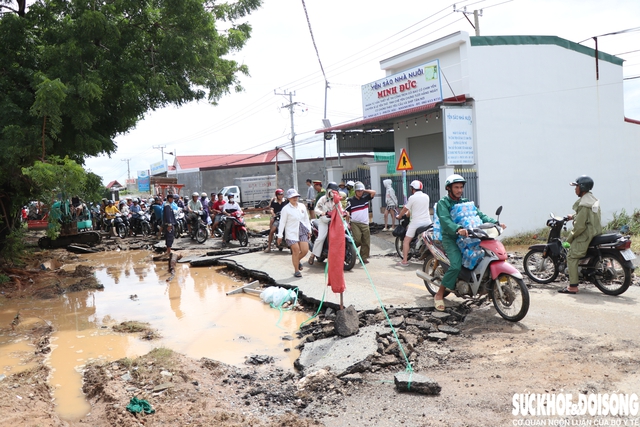 Mưa lũ khiến tuyến đường tỉnh lộ ở Khánh Hòa hư hỏng nặng- Ảnh 5. Mưa lũ khiến tuyến đường tỉnh lộ ở Khánh Hòa hư hỏng nặng- Ảnh 5.