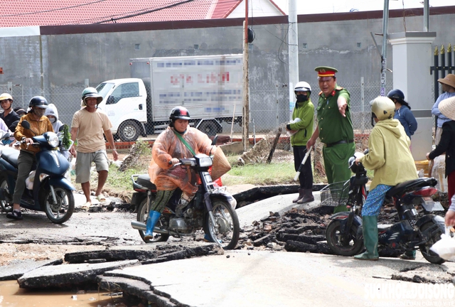 Mưa lũ khiến tuyến đường tỉnh lộ ở Khánh Hòa hư hỏng nặng- Ảnh 4. Mưa lũ khiến tuyến đường tỉnh lộ ở Khánh Hòa hư hỏng nặng- Ảnh 4.