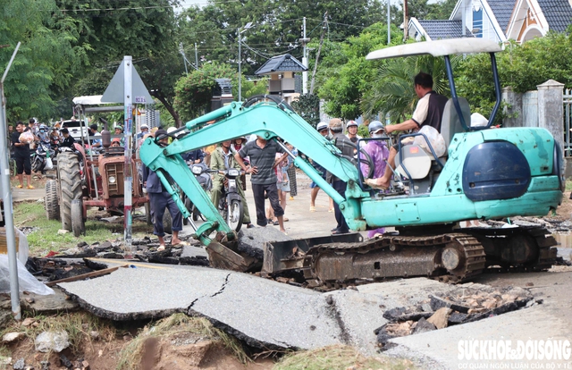 Mưa lũ khiến tuyến đường tỉnh lộ ở Khánh Hòa hư hỏng nặng- Ảnh 3. Mưa lũ khiến tuyến đường tỉnh lộ ở Khánh Hòa hư hỏng nặng- Ảnh 3.