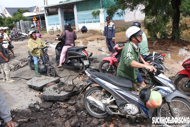 Mưa lũ khiến tuyến đường tỉnh lộ ở Khánh Hòa hư hỏng nặng- Ảnh 1. Mưa lũ khiến tuyến đường tỉnh lộ ở Khánh Hòa hư hỏng nặng- Ảnh 1.