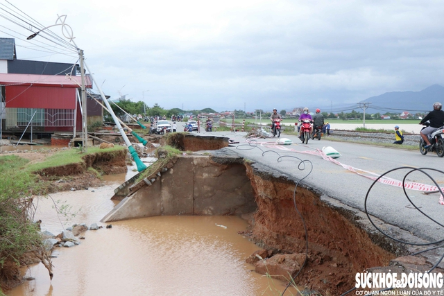 Mưa bão khiến nhà cửa, đường sá ở Khánh Hòa hư hỏng nặng- Ảnh 1.