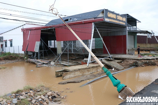 Mưa bão khiến nhà cửa, đường sá ở Khánh Hòa hư hỏng nặng- Ảnh 2.
