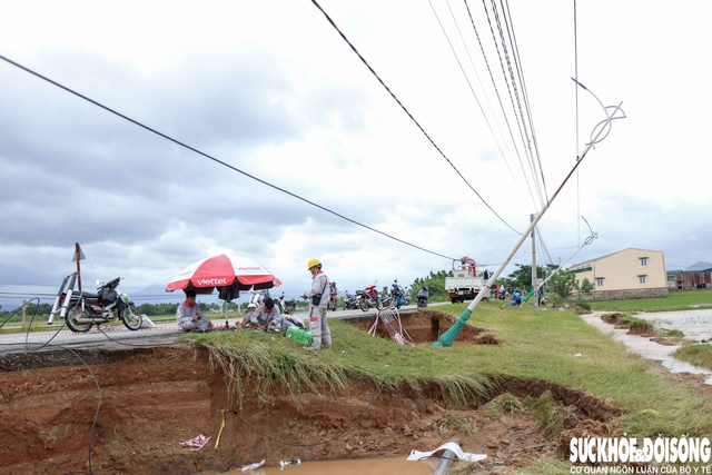 Mưa bão khiến nhà cửa, đường sá ở Khánh Hòa hư hỏng nặng- Ảnh 4.
