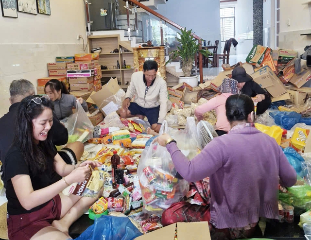 Vừa gượng dậy sau lũ, người dân lại san sẻ nghĩa tình hướng về vùng thiên tai- Ảnh 9.