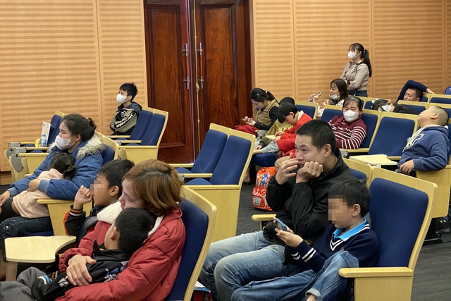 Thăm khám, phẫu thuật cho nhiều bệnh nhi mắc dị tật chênh lệch chiều dài chi- Ảnh 1.