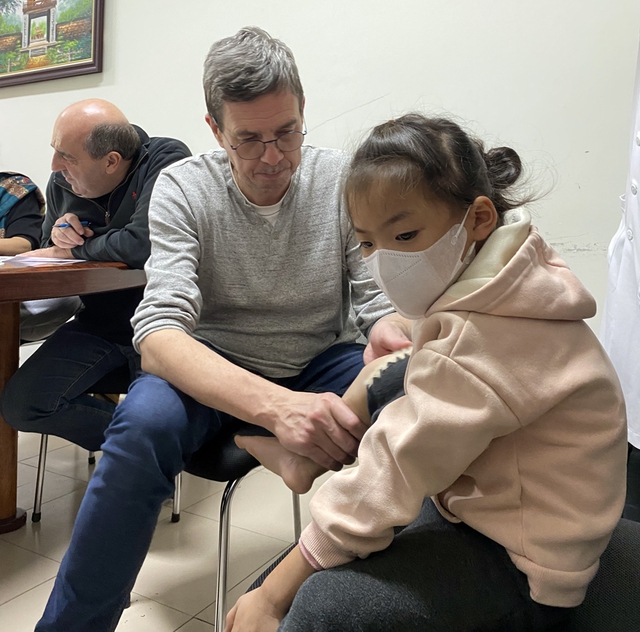 Thăm khám, phẫu thuật cho nhiều bệnh nhi mắc dị tật chênh lệch chiều dài chi- Ảnh 2.