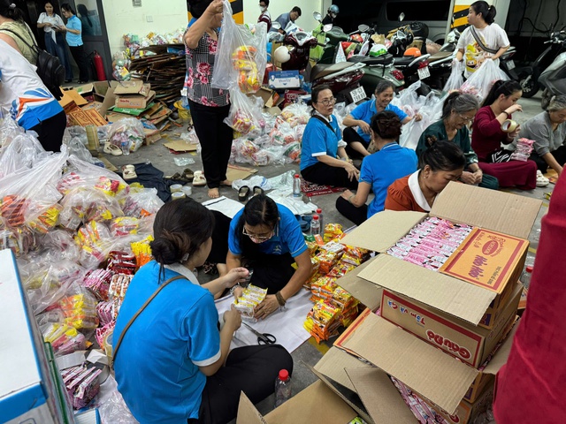 TPHCM kêu gọi quyên góp khẩn cấp hỗ trợ đồng bào vùng lũ - Ảnh 1. TPHCM kêu gọi quyên góp khẩn cấp hỗ trợ đồng bào vùng lũ - Ảnh 1.