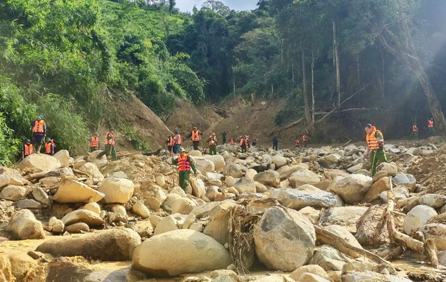 Nỗ lực tìm kiếm 2 nạn nhân còn lại trong vụ sạt lở ở Đà Nẵng- Ảnh 1. Nỗ lực tìm kiếm 2 nạn nhân còn lại trong vụ sạt lở ở Đà Nẵng- Ảnh 1.