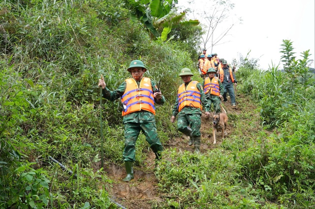 Nỗ lực tìm kiếm 2 nạn nhân còn lại trong vụ sạt lở ở Đà Nẵng- Ảnh 10. Nỗ lực tìm kiếm 2 nạn nhân còn lại trong vụ sạt lở ở Đà Nẵng- Ảnh 10.