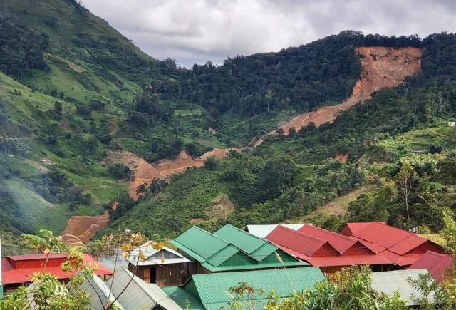 Nỗ lực tìm kiếm 2 nạn nhân còn lại trong vụ sạt lở ở Đà Nẵng- Ảnh 11. Nỗ lực tìm kiếm 2 nạn nhân còn lại trong vụ sạt lở ở Đà Nẵng- Ảnh 11.