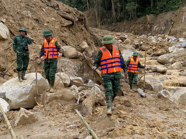 Nỗ lực tìm kiếm 2 nạn nhân còn lại trong vụ sạt lở ở Đà Nẵng- Ảnh 4. Nỗ lực tìm kiếm 2 nạn nhân còn lại trong vụ sạt lở ở Đà Nẵng- Ảnh 4.