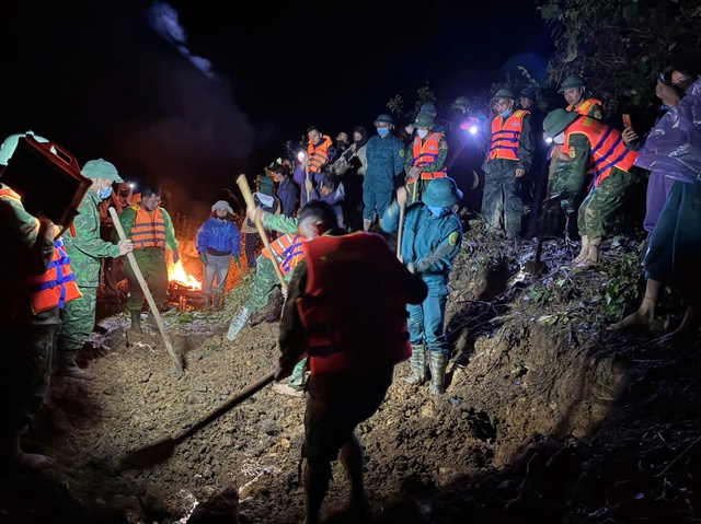 Nỗ lực tìm kiếm 2 nạn nhân còn lại trong vụ sạt lở ở Đà Nẵng- Ảnh 5. Nỗ lực tìm kiếm 2 nạn nhân còn lại trong vụ sạt lở ở Đà Nẵng- Ảnh 5.
