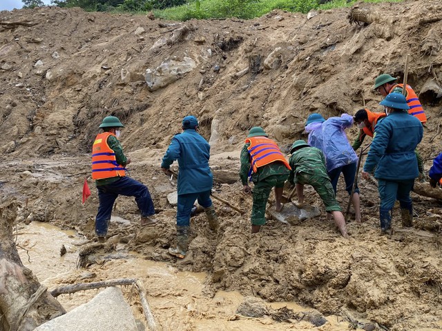 Nỗ lực tìm kiếm 2 nạn nhân còn lại trong vụ sạt lở ở Đà Nẵng- Ảnh 6. Nỗ lực tìm kiếm 2 nạn nhân còn lại trong vụ sạt lở ở Đà Nẵng- Ảnh 6.