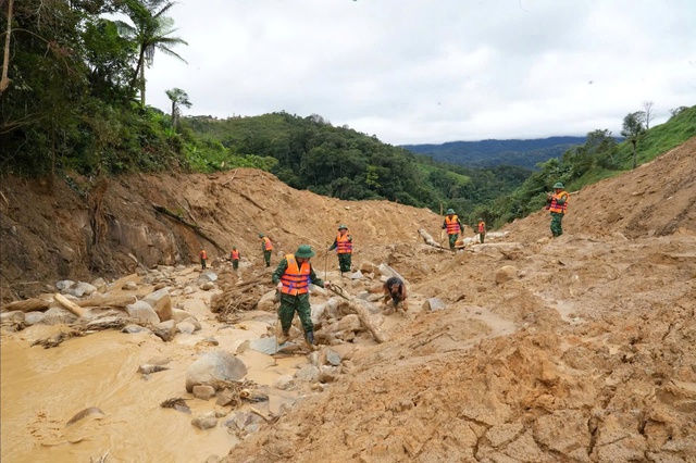 Nỗ lực tìm kiếm 2 nạn nhân còn lại trong vụ sạt lở ở Đà Nẵng- Ảnh 7. Nỗ lực tìm kiếm 2 nạn nhân còn lại trong vụ sạt lở ở Đà Nẵng- Ảnh 7.