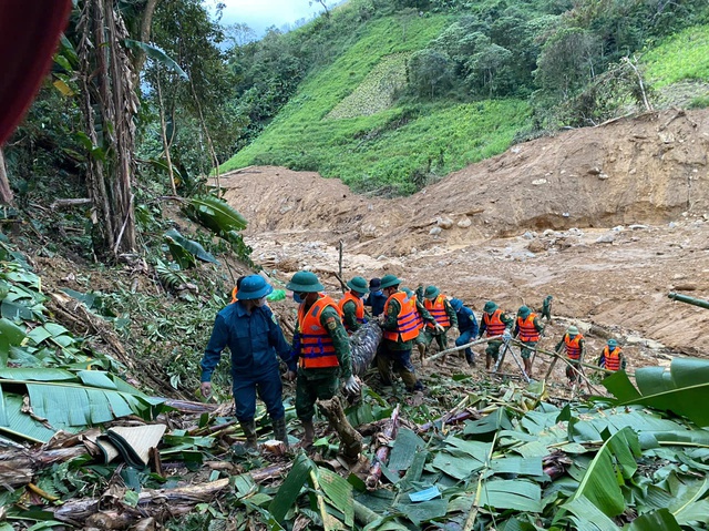Nỗ lực tìm kiếm 2 nạn nhân còn lại trong vụ sạt lở ở Đà Nẵng- Ảnh 8. Nỗ lực tìm kiếm 2 nạn nhân còn lại trong vụ sạt lở ở Đà Nẵng- Ảnh 8.