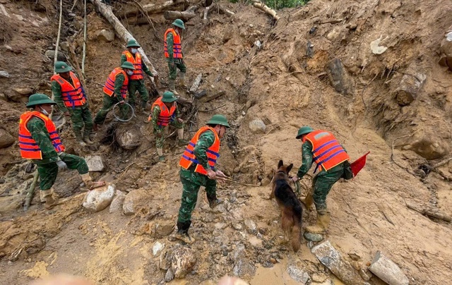 Nỗ lực tìm kiếm 2 nạn nhân còn lại trong vụ sạt lở ở Đà Nẵng- Ảnh 9. Nỗ lực tìm kiếm 2 nạn nhân còn lại trong vụ sạt lở ở Đà Nẵng- Ảnh 9.