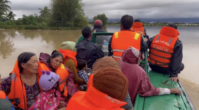 Hải quân dùng xuồng cao tốc cứu người dân bị ngập sâu ở Khánh Hòa và Đắk Lắk- Ảnh 2.