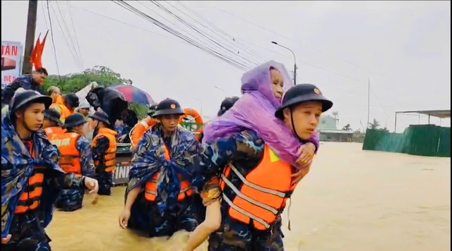 Hải quân dùng xuồng cao tốc cứu người dân bị ngập sâu ở Khánh Hòa và Đắk Lắk- Ảnh 3.