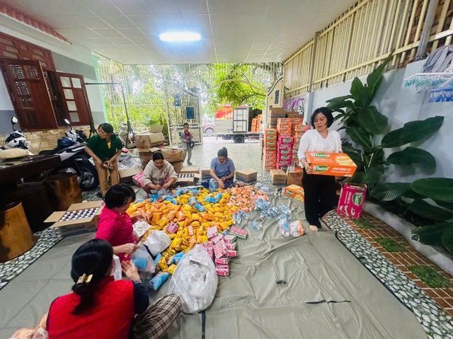 Hải quân dùng xuồng cao tốc cứu người dân bị ngập sâu ở Khánh Hòa và Đắk Lắk- Ảnh 4.