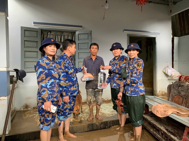 Bộ đội hải quân trao hàng ngàn suất quà cho người dân vùng lũ- Ảnh 2.