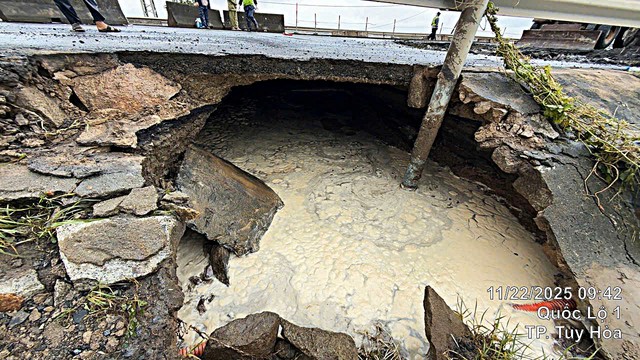 Xuất hiện nhiều hố xói lớn trên Quốc lộ 1, giao thông phải phân luồng khẩn cấp- Ảnh 2.