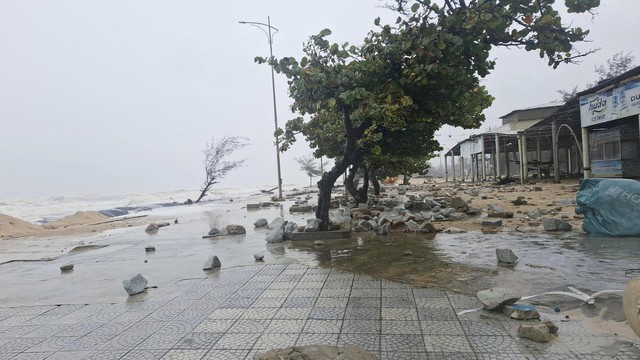 Hoàn lưu nhiễu động gió Đông Bắc khiến mưa lũ diện rộng ở miền Trung kéo dài- Ảnh 2. Hoàn lưu nhiễu động gió Đông Bắc khiến mưa lũ diện rộng ở miền Trung kéo dài- Ảnh 2.