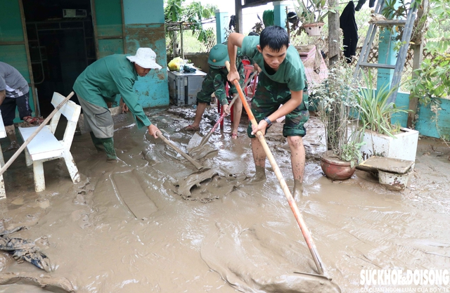Bộ đội xắn quần lội bùn giúp dân dựng lại cuộc sống sau lũ- Ảnh 9.