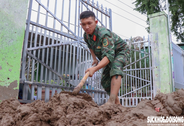 Bộ đội xắn quần lội bùn giúp dân dựng lại cuộc sống sau lũ- Ảnh 6.