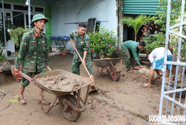 Bộ đội xắn quần lội bùn giúp dân dựng lại cuộc sống sau lũ- Ảnh 1.