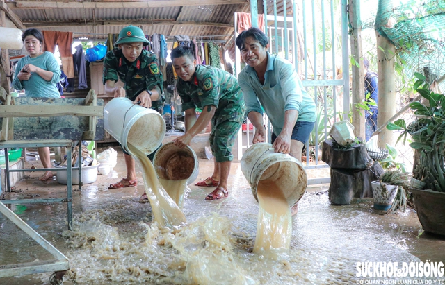 Bộ đội xắn quần lội bùn giúp dân dựng lại cuộc sống sau lũ- Ảnh 3.